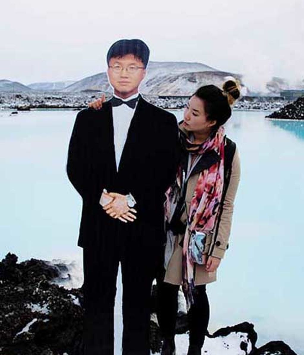 Una mujer se hace fotos por el mundo con la imagen de su padre fallecido