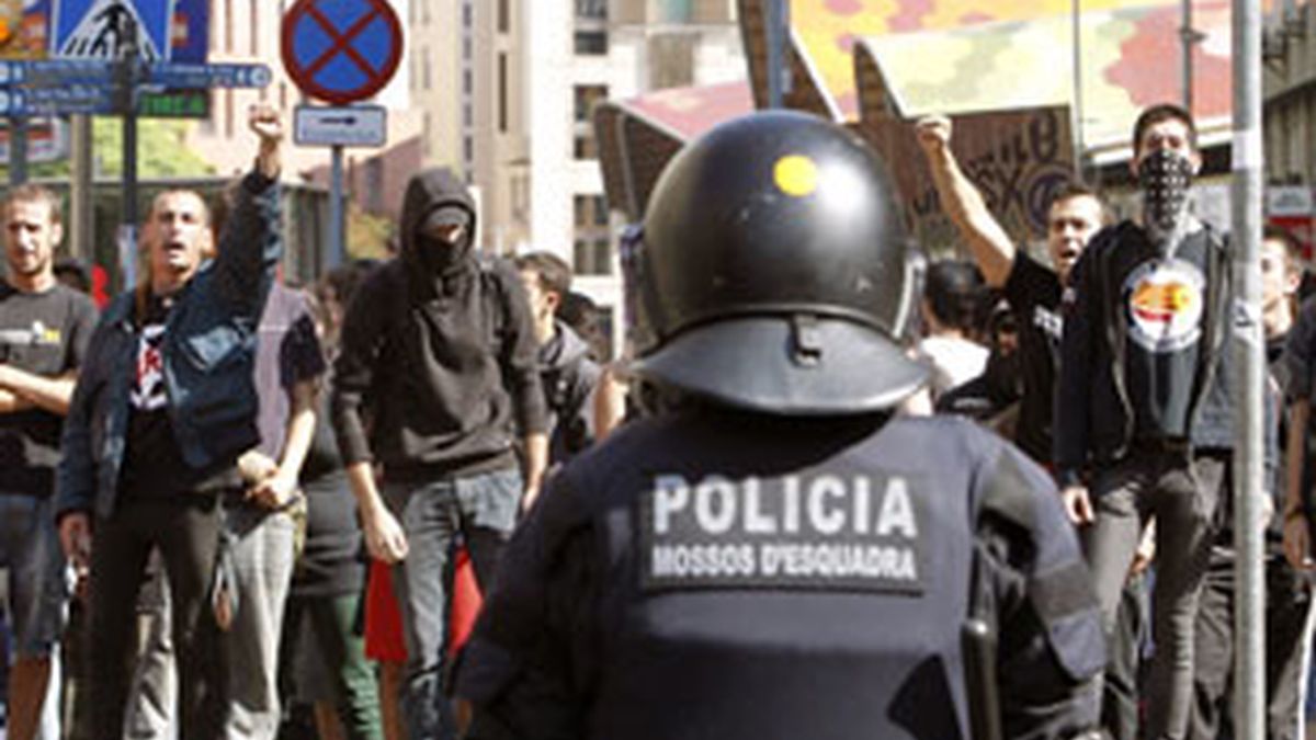 Miembros del cuerpo de antidisturbios de los Mossos han blindado la entrada a la plaza de Sant Jaume de Barcelona. Foto: EFE.