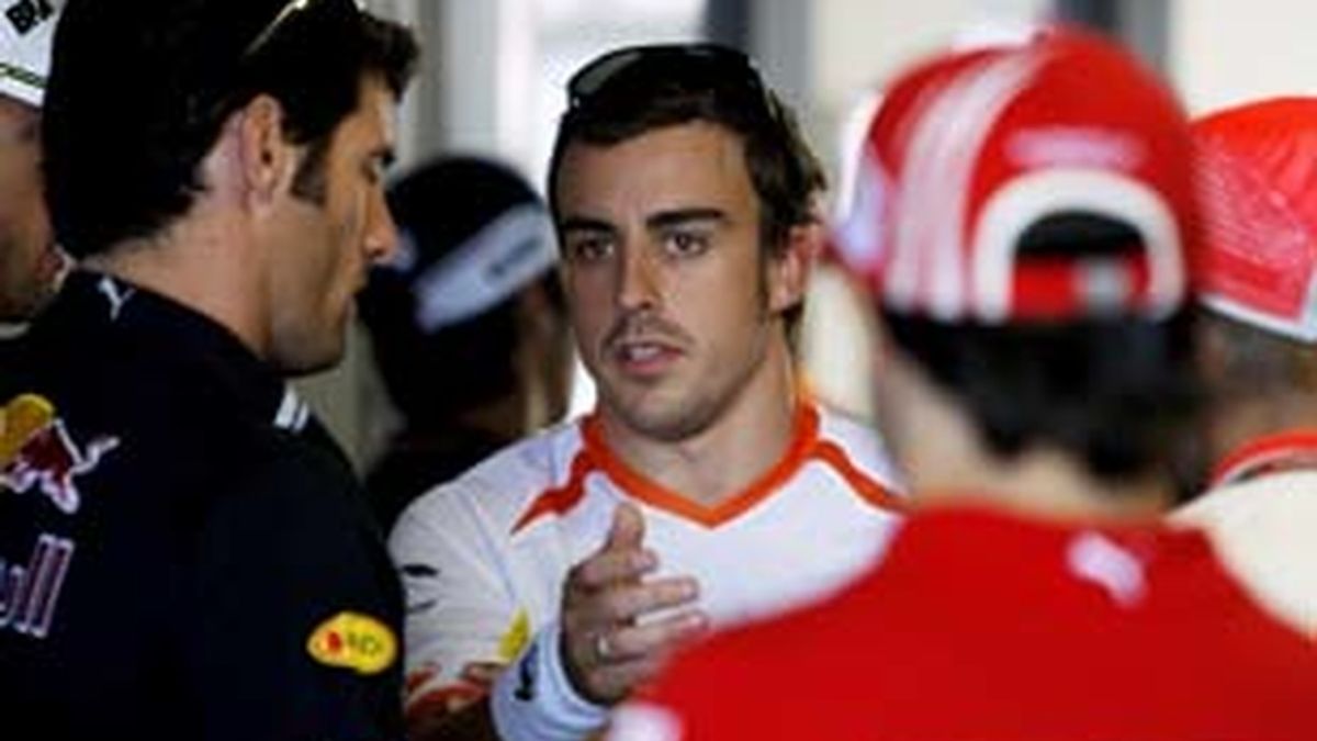 El piloto Fernando Alonso habla con el australiano Mark Webber. Foto: EFE