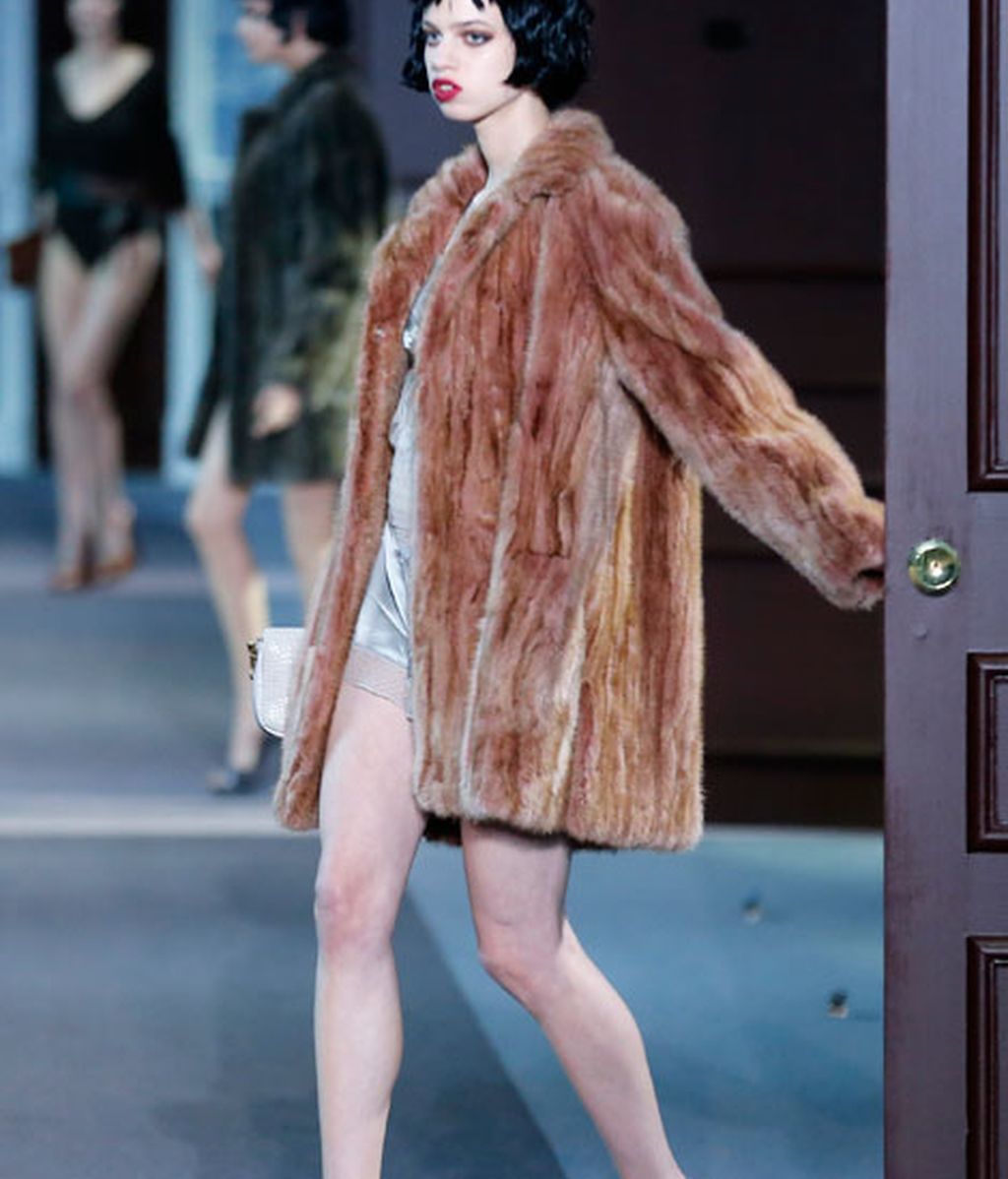 Desfila en la pasarela de París para el diseñador de Louis Vuitton