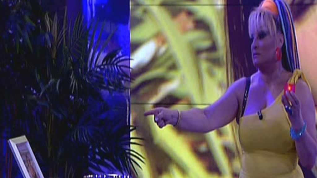 Aramís Fuster simula un exorcismo