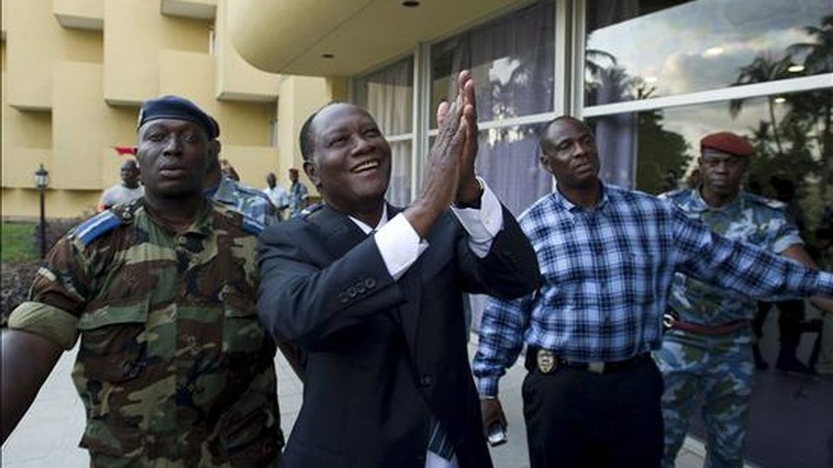 El candidato presidencial y ex primer ministro marfileño Alassane Dramane Ouattara (c) saluda a sus seguidores en un hotel en Abiyan (Costa de Marfil) después de que la comisión electoral anunciara su victoria en las elecciones presidenciales. EFE