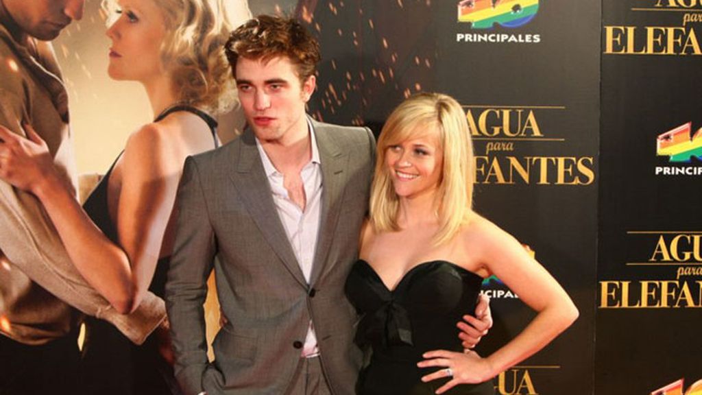 Pattinson y Witherspoon hacen enloquecer a sus fans de Barcelona