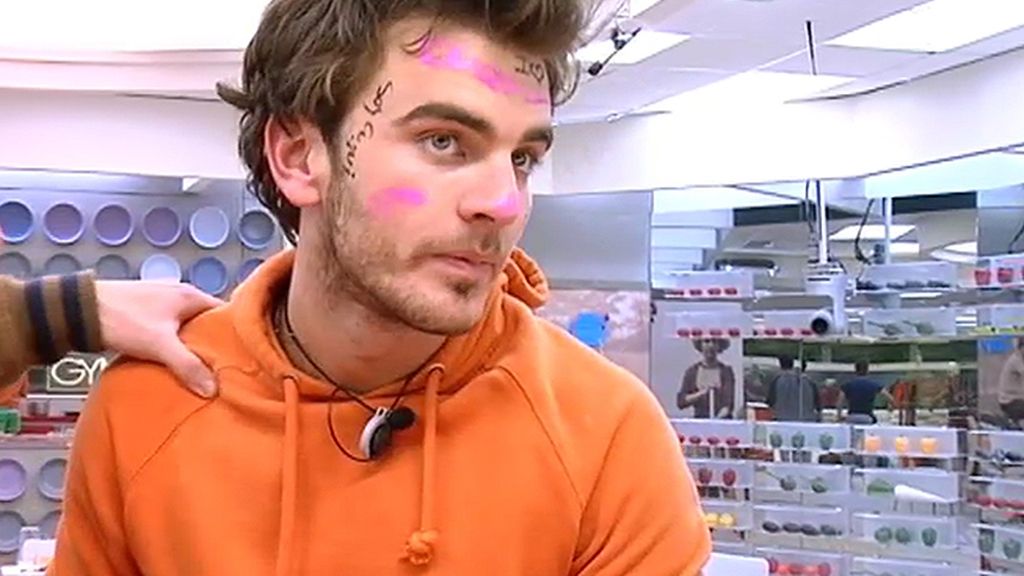 Le han llenado la cara de corazones pintados