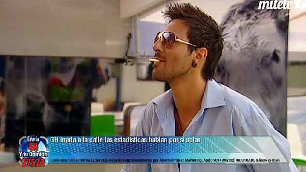 Con el palillo en la boca y mirada penetrante