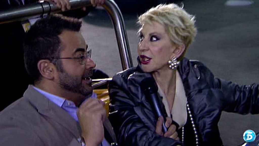J.J. y los Kikos no tienen miedo y se montan en el mini-coche con la periodista