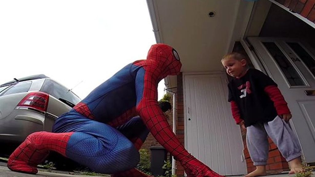 Mike Wilson sorprende a su hijo disfrazándose de Spiderman