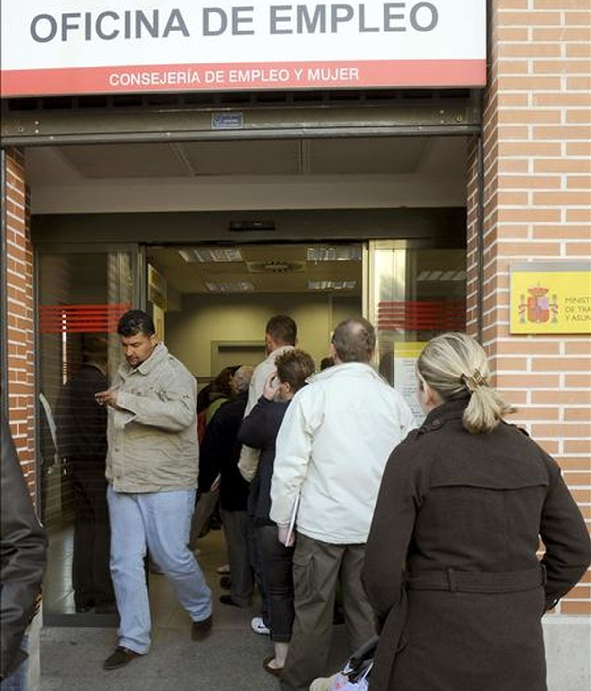 Desempleados hacen cola frente a una oficina de empleo hoy en Alcalá de Henares (Madrid). Las empresas deben valorar más la capacidad que la nacionalidad al contratar, según el 60% de los españoles. EFE