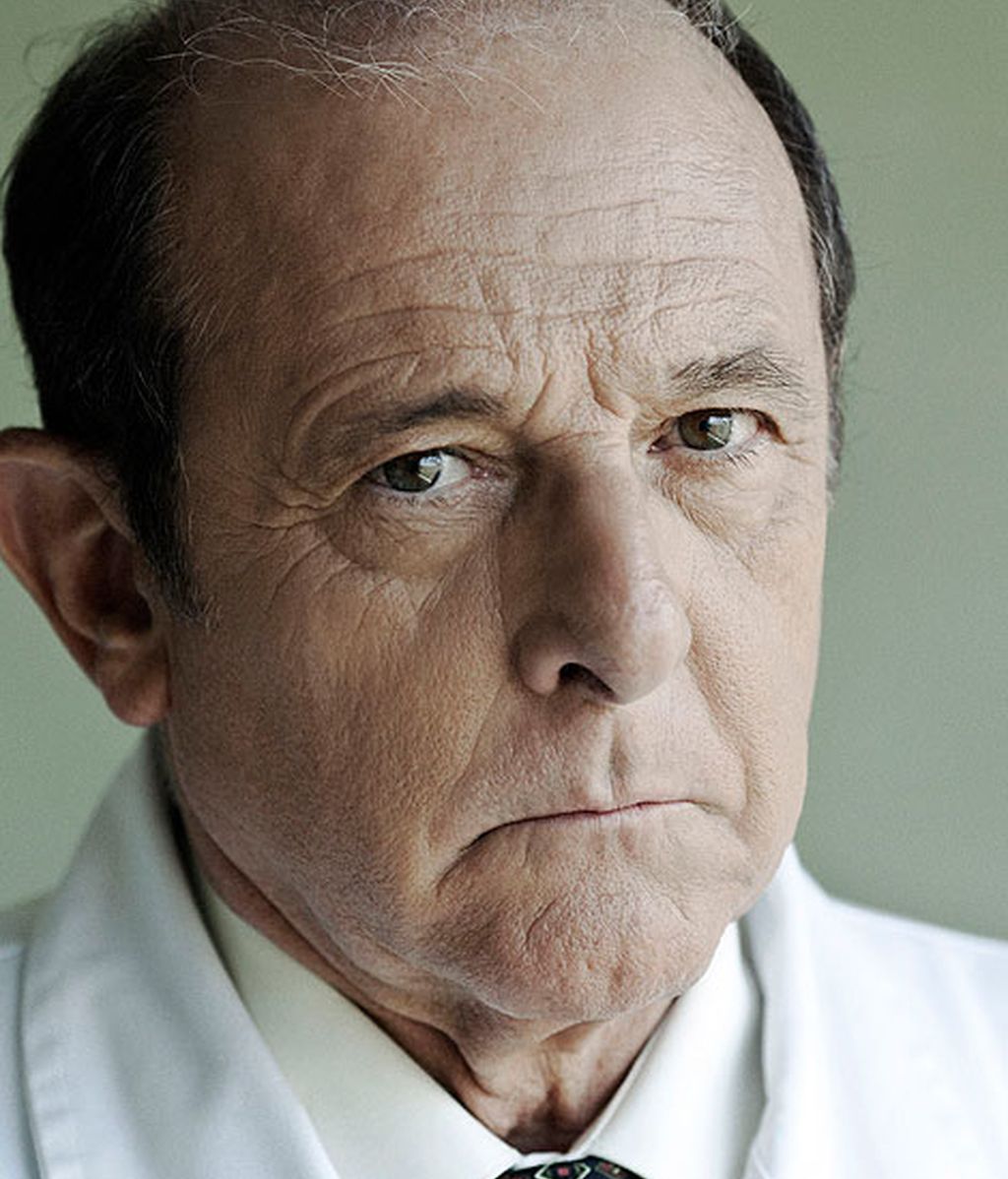 Doctor Mena (Emilio Gutiérrez Caba)