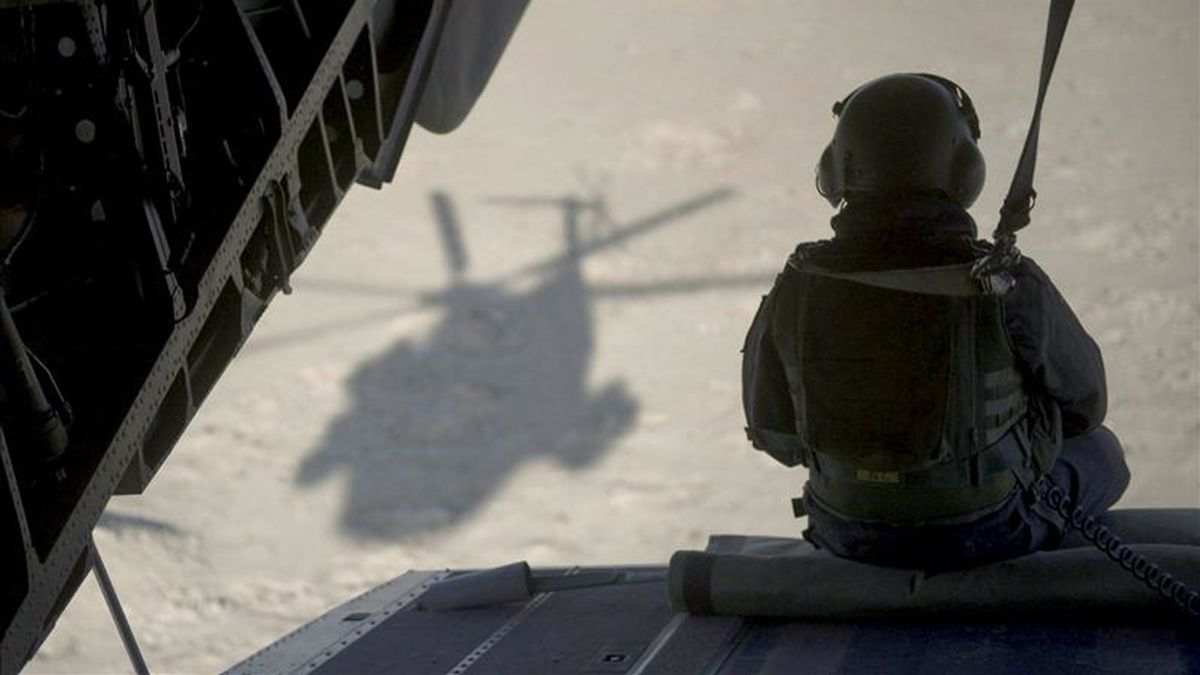 En la imagen, un soldado de la Fuerza Internacional de Asistencia a la Seguridad (ISAF) en un helicóptero en Mazar-i-Sharif, Afganistán. EFE/Archivo