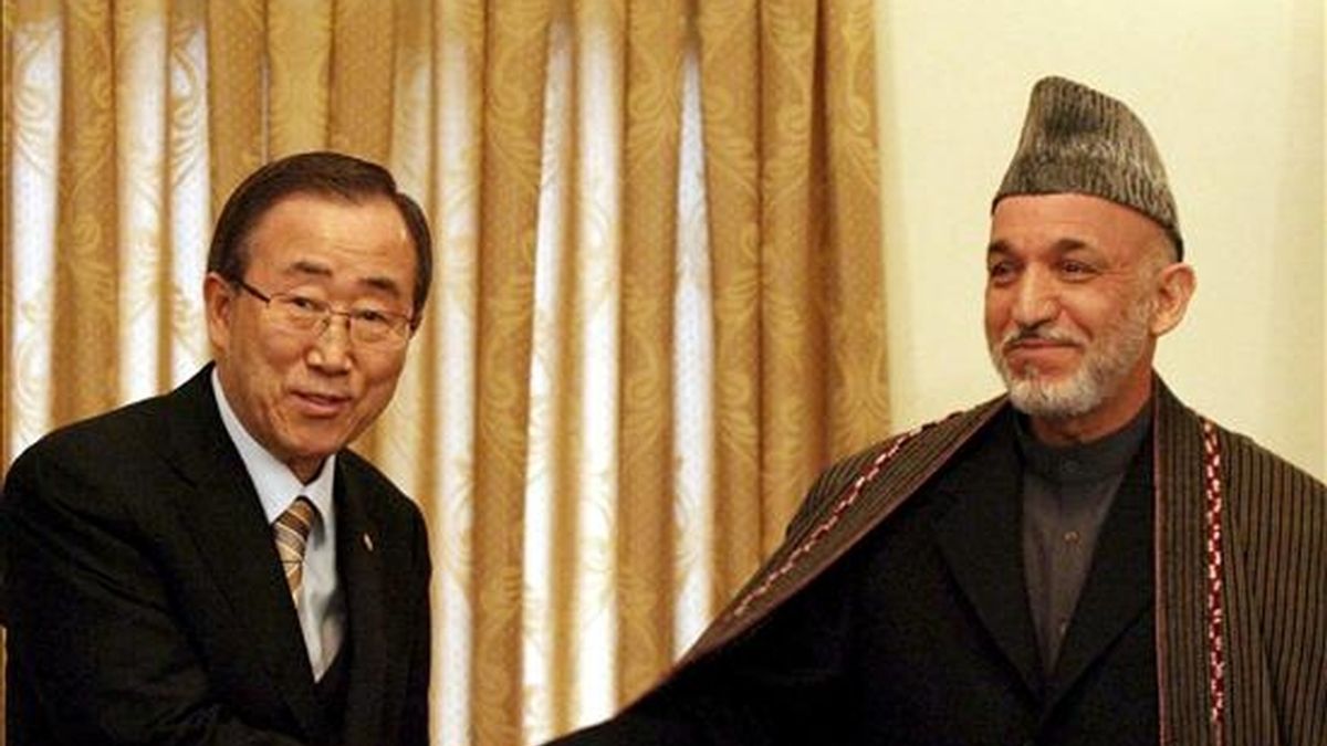 El secretario general de Naciones Unidas, Ban Ki-moon (i), estrecha la mano del presidente afgano, Hamid Karzai (d), durante una rueda de prensa mantenida en Kabul (Afganistán), el 4 de febrero. Ban Ki-moon llegó por sorpresa a Afganistán esta misma mañana, un día después de que el organismo pidiera 603 millones de dólares a los donantes internacionales para facilitar ayuda humanitaria para el país. EFE