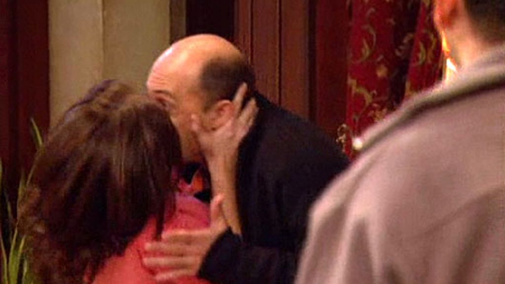 Aída besa apasionadamente a Chema