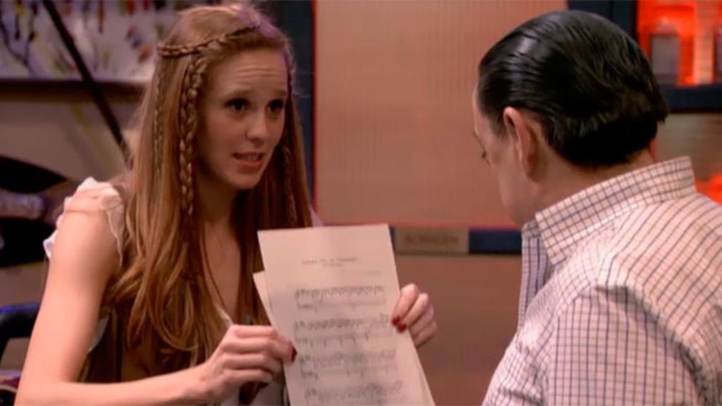 Una cantautora aparece en la vida del hostelero