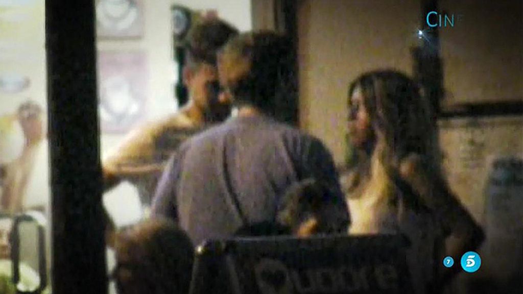 La hija de Isabel Pantoja, en silencio, disfruta con sus amigos de una cena