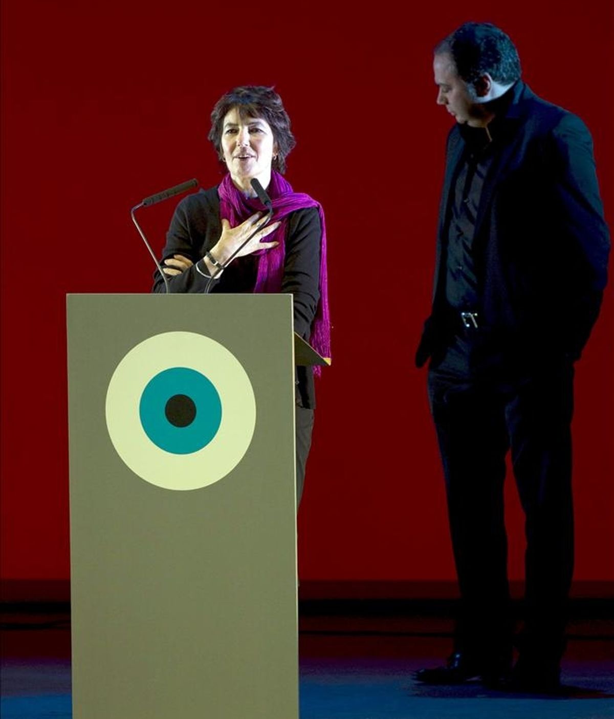 La directora británica Kim Longinotto pronuncia unas palabras durante la gala de inauguración del Festival Internacional de Cine de Gijón, en su edición del año pasado. EFE/Archivo