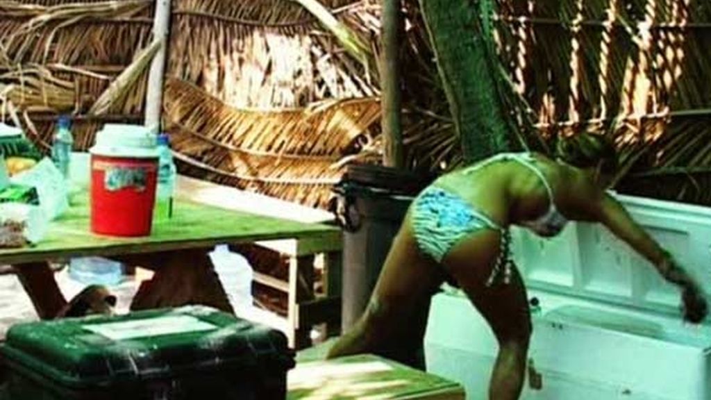 Ivonne roba comida en la garita de los cámaras