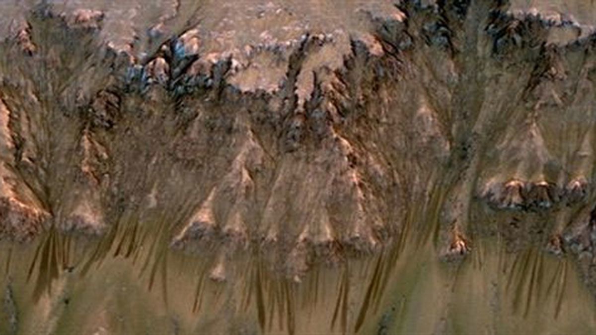 La NASA detecta agua líquida fluyendo por Marte