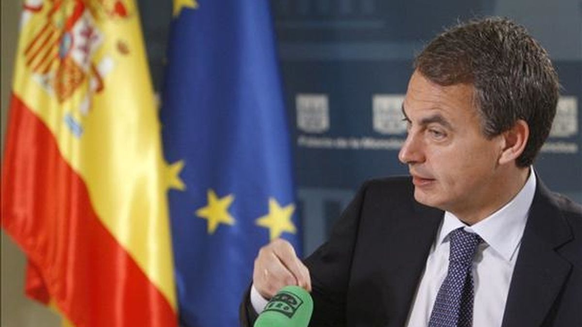 El presidente del Gobierno, José Luis Rodríguez Zapatero, durante la entrevista que le ha realizado hoy Carlos Herrera, presentador del programa 'Herrera en la Onda' de Onda Cero, en el Palacio de la Moncloa. EFE