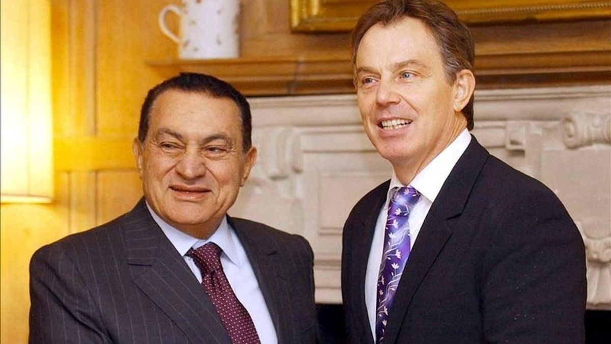 Foto fechada el 7 de marzo de 2007 que muestra a los entonces presidente egipcio, Hosni Mubarak (i), y primer ministro británico, Tony Blair, durante un encuentro en la residencia de Chequers, en Inglaterra. EFE