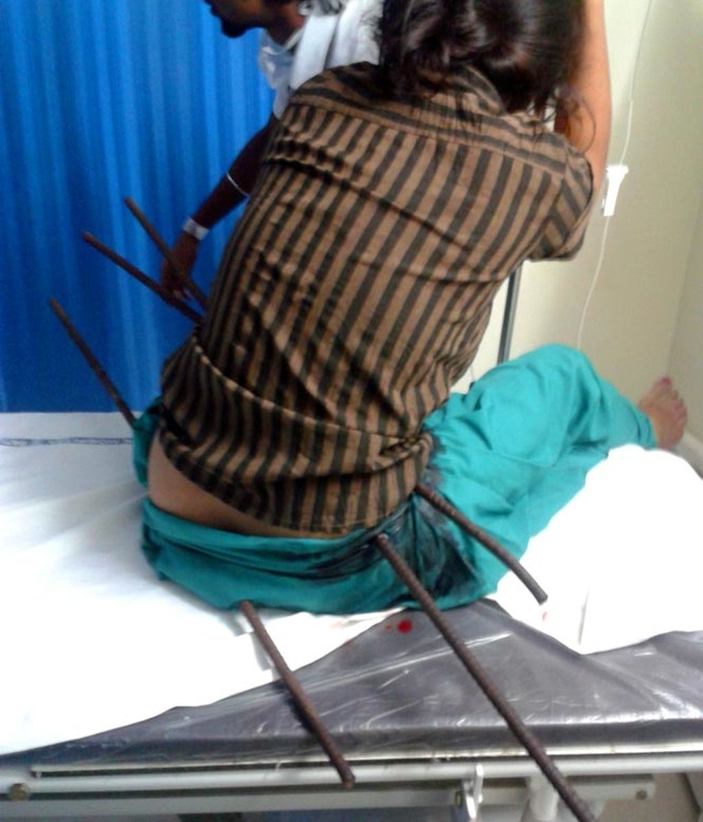 accidente en India,joven india,cae desde el tejado,barras metálicas,hierros encajados