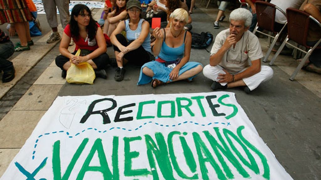 Protesta en las Cortes valencianas