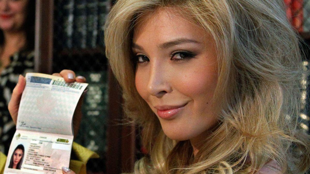 Jenna Talackova muestra su pasaporte en el que figura como mujer