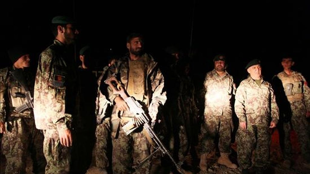 Soldados afganos se preparan hoy, martes 12 de octubre de 2010, para conducir la operación de hallazgo de un avión de carga que se encuentra desaparecido a las afueras de Kabul (Afganistán). Se teme que los ocho tripulantes de la aeronave, que transportaba suministros para las fuerzas de la OTAN en Afganistán, haya fallecido en el accidente. EFE Soldados afganos se preparan hoy, martes 12 de octubre de 2010, para conducir la operación de hallazgo de un avión de carga que se encuentra desaparecido a las afueras de Kabul (Afganistán). Se teme que los ocho tripulantes de la aeronave, que transportaba suministros para las fuerzas de la OTAN en Afganistán, haya fallecido en el accidente. EFE