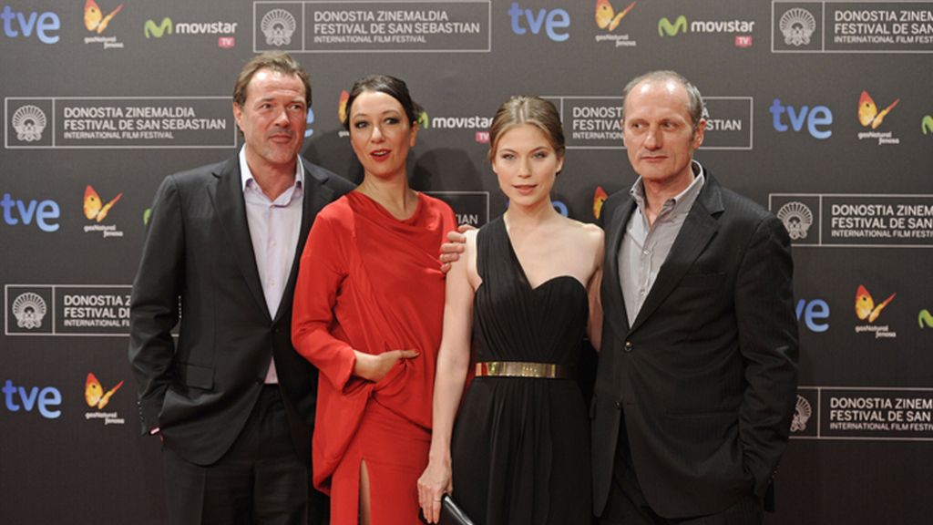 El director y los actores de 'Octubre, Noviembre' en la alfombra roja de San Sebastián