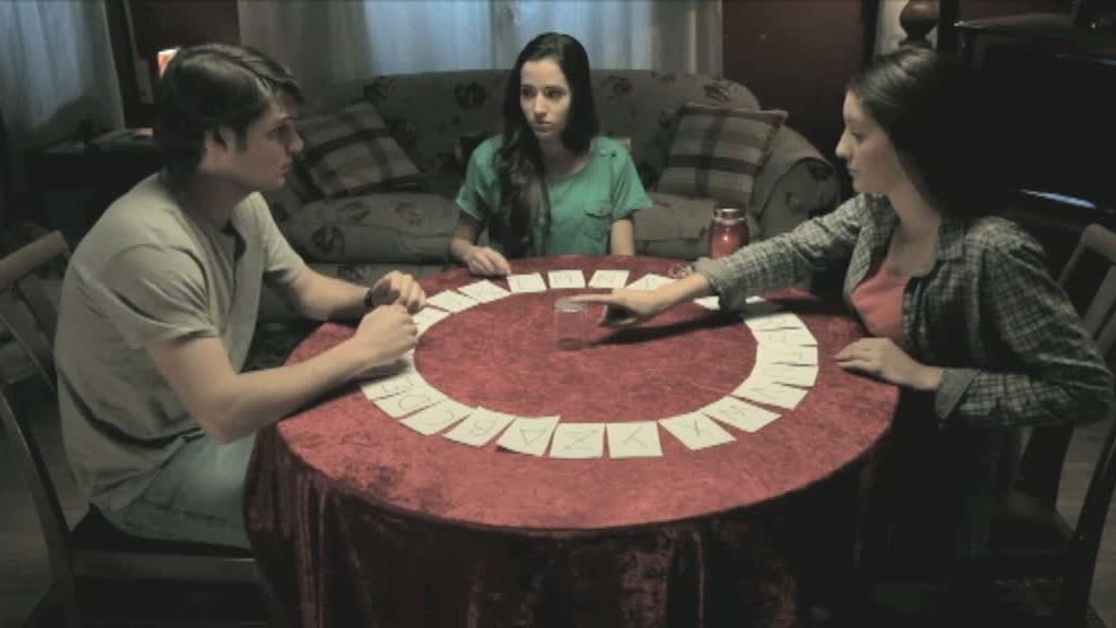 Las chicas obedecieron ciegamente las instrucciones que les dictaba el tablero