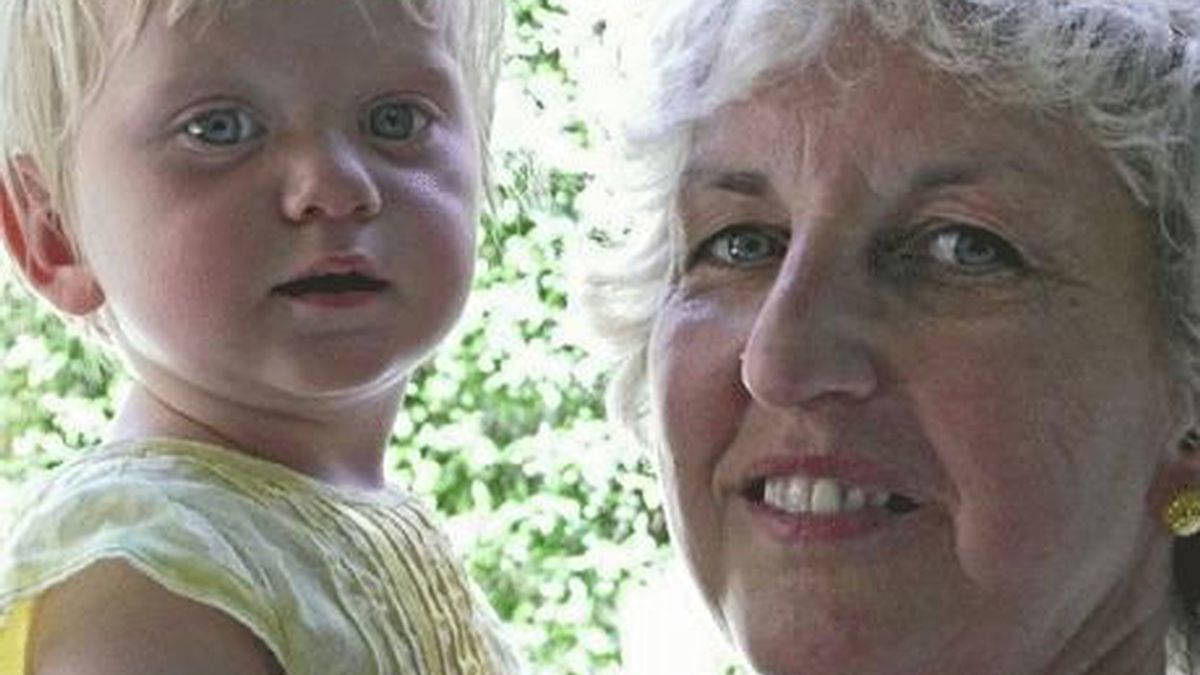 Sue Tollefsen es la mamá más mayor de Reino Unido