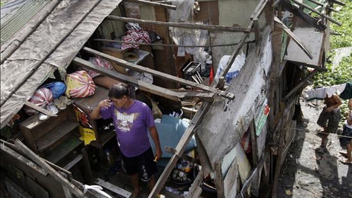 Una víctima del tifón "Conson" en su casa sin techo en un suburbio de Manila este jueves. EFE