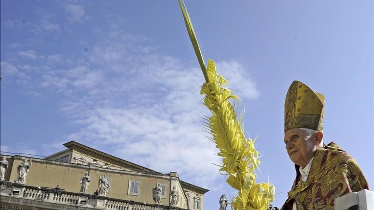 El papa Benedicto XVI preside la procesión de las palmas en la plaza de San Pedro en el Vaticano hoy, domingo, 17 de abril de 2011.EFE