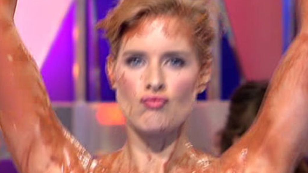 Tania Llasera se quita la ropa y se tira al barro con Yola Berrocal