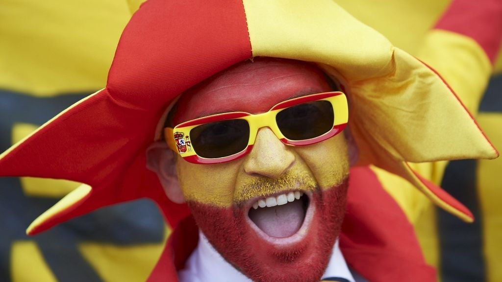 Españoles e italiano tiñen de color las gradas