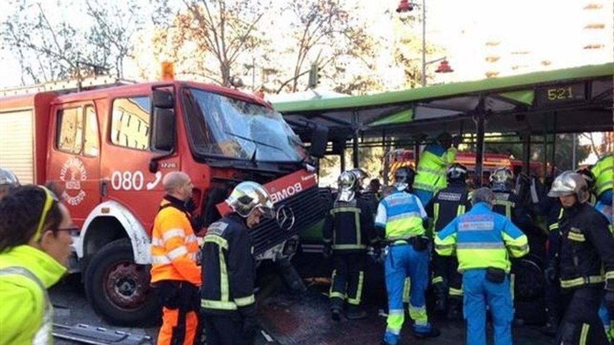 Un choque entre un camión de bomberos y un autobús deja 18 heridos leves