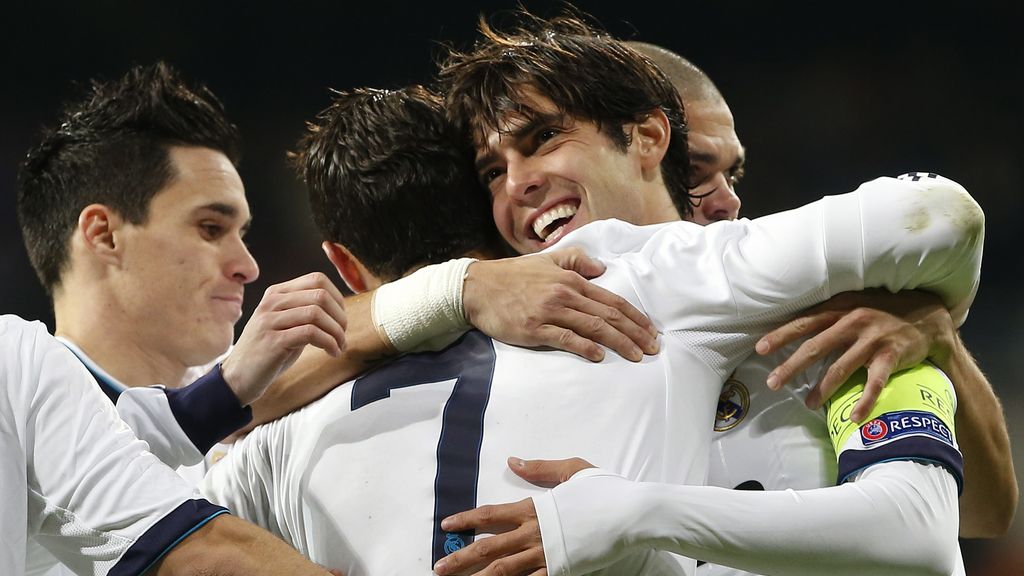 Callejón, Pepe y Cristiano Ronaldo abrazan a Kaká tras marcar ante el Ajax