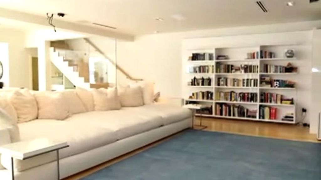 La casa tiene 800 metros cuadrados, embarcadero y piscina