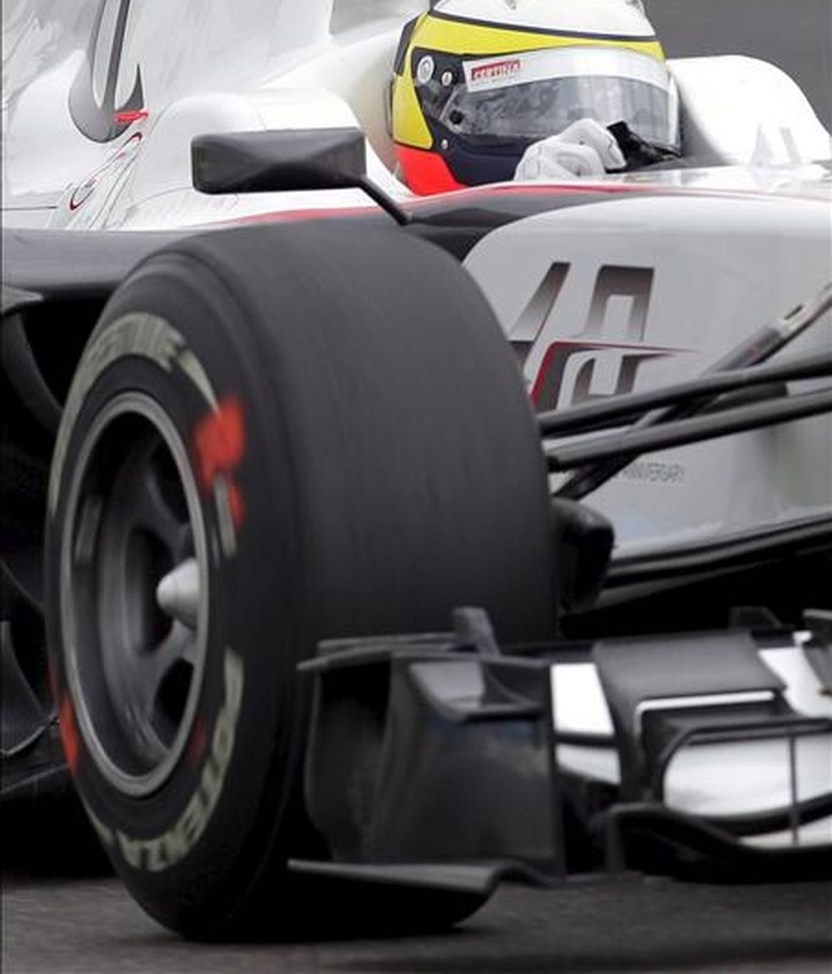 El piloto español de Fórmula Uno Pedro de la Rosa, de la escudería Sauber, al volante de su monoplaza. EFE/Archivo