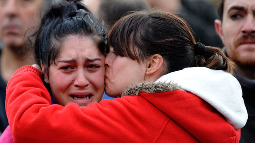 Familiares y amigos de los mineros muertos en Pola de Gordón, desolados