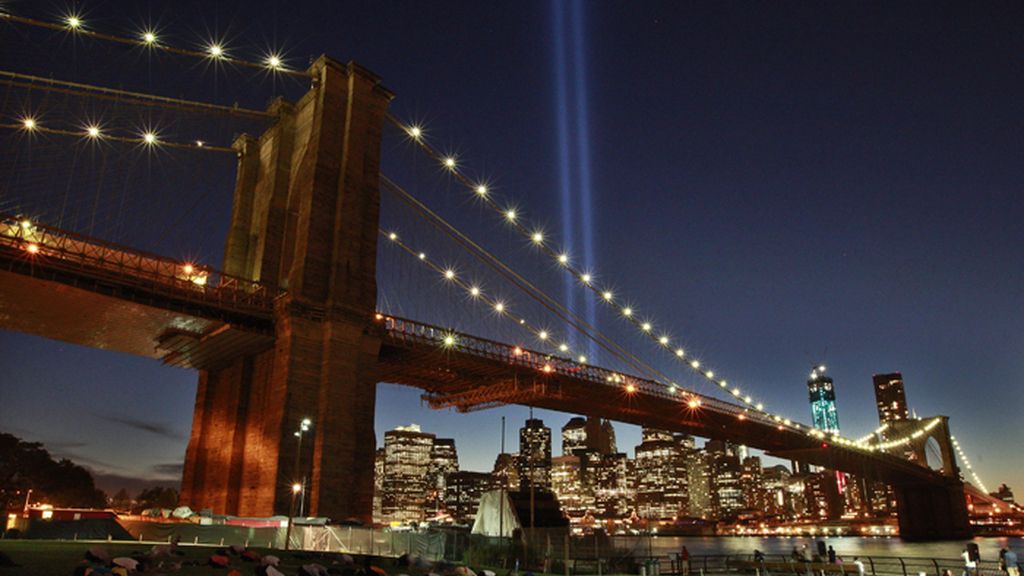 Sesión de yoga bajo el puente de Brooklyn en homenaje a las víctimas del 11S