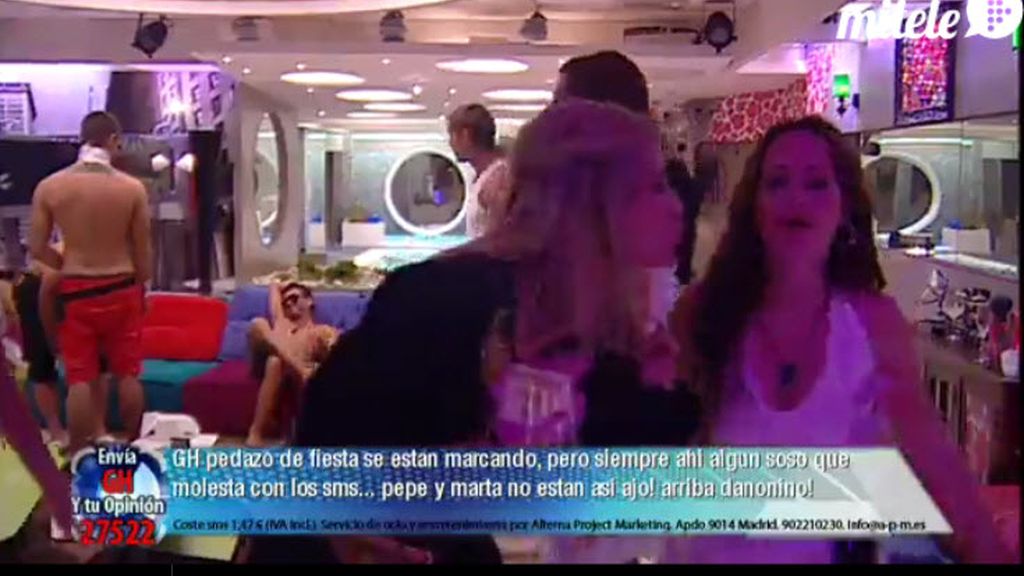 Cristian, de striptease, y las chicas, “al agua, pato”