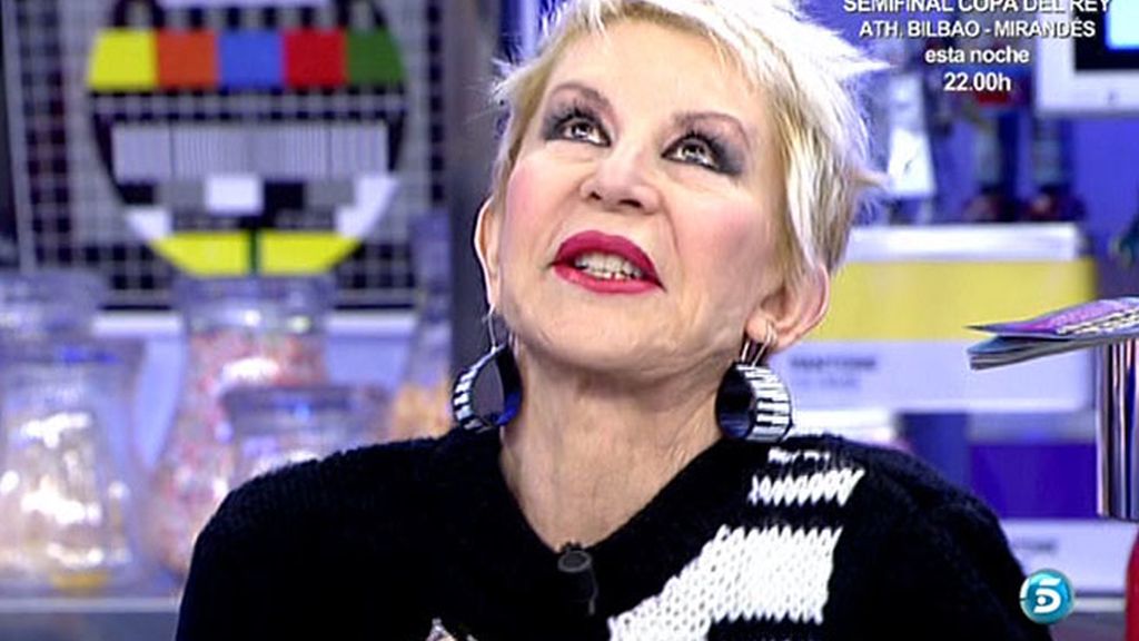 Pendientes y vestido con teclas