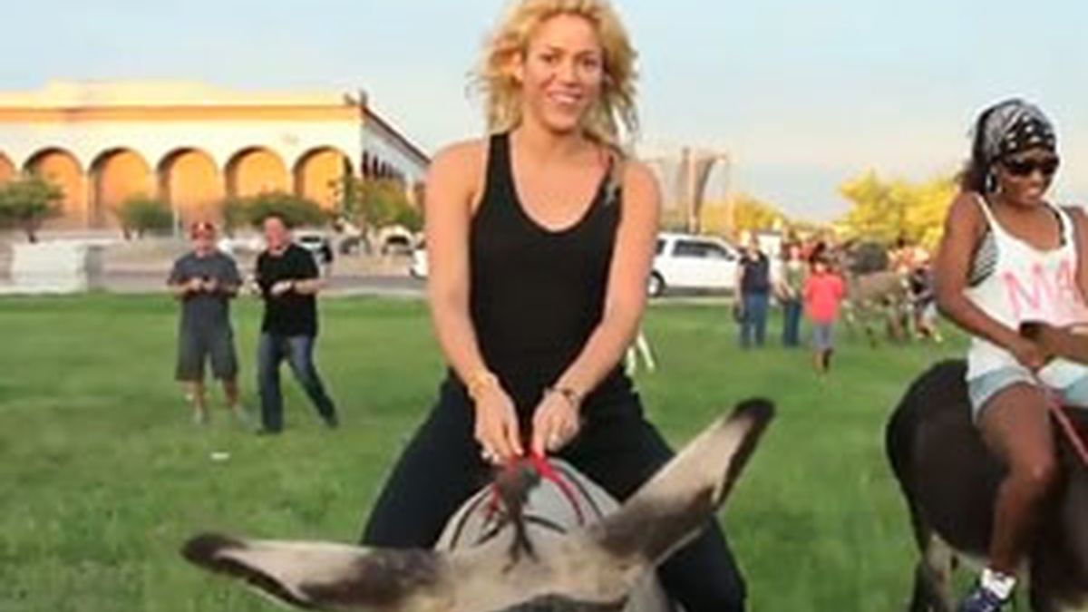 Shakira se arriesgó a subirse a un burro y cabalgar como una jineta. Foto: Gtres