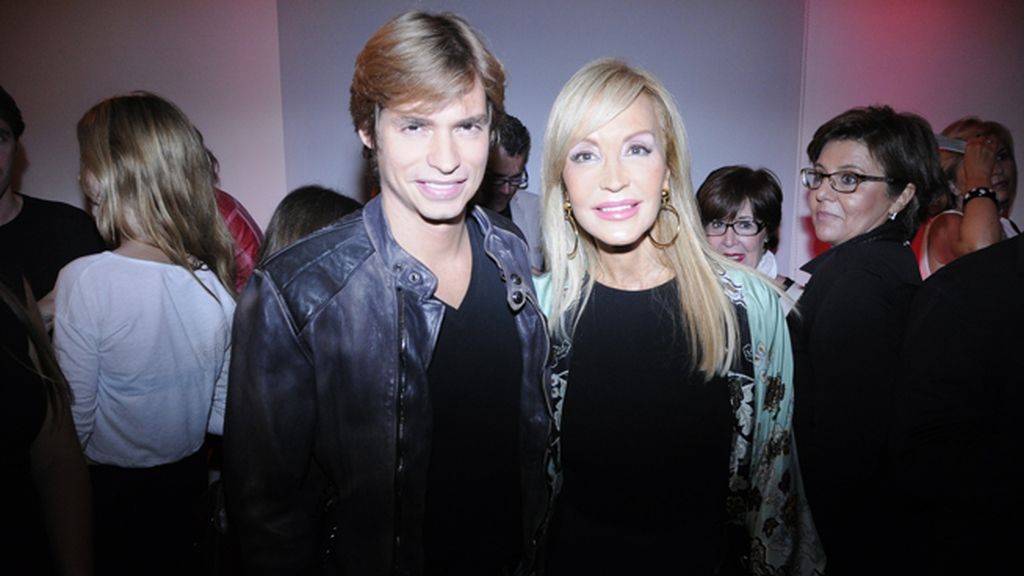 Carlos Baute junto a una fan muy especial: Carmen Lomana