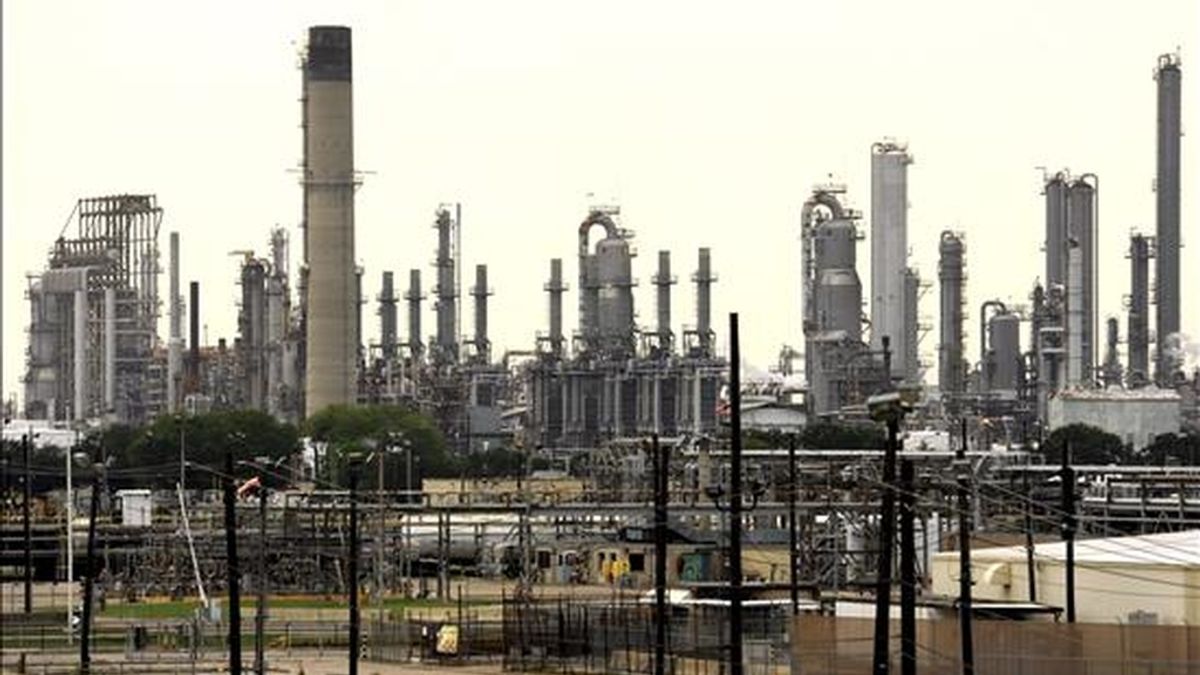 Vista de la refinería de Shell en Baytown, cerca a la bahía de San Jacinto en el puerto de Houston, Texas (EEUU). EFE/Archivo