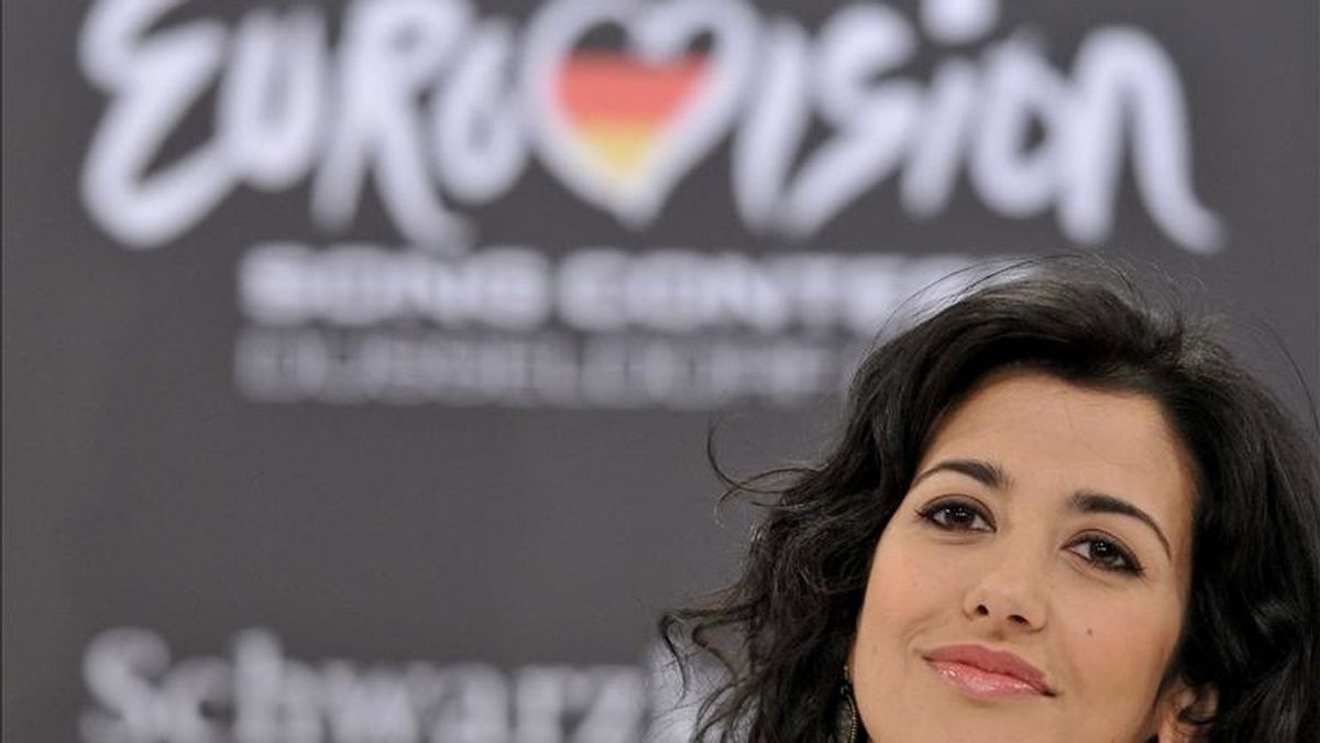 La representante española Lucia Pérez atiende a los medios durante la rueda de prensa de los "Big Five", países que se clasifican directamente a la final del Festival de Eurovisión, en Düsseldorf, Alemania, ayer 13 de mayo de 2011. EFE