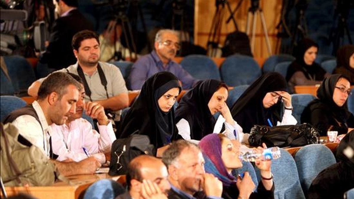 Periodistas iraníes siguen los resultados de las elecciones presidenciales en el ministerio de Interior iraní, en Teherán, Irán, donde, con el 94% de los votos escrutados, el presidente de Irán, Mahmud Ahmadineyad, habría conseguido una sorprendente victoria. EFE