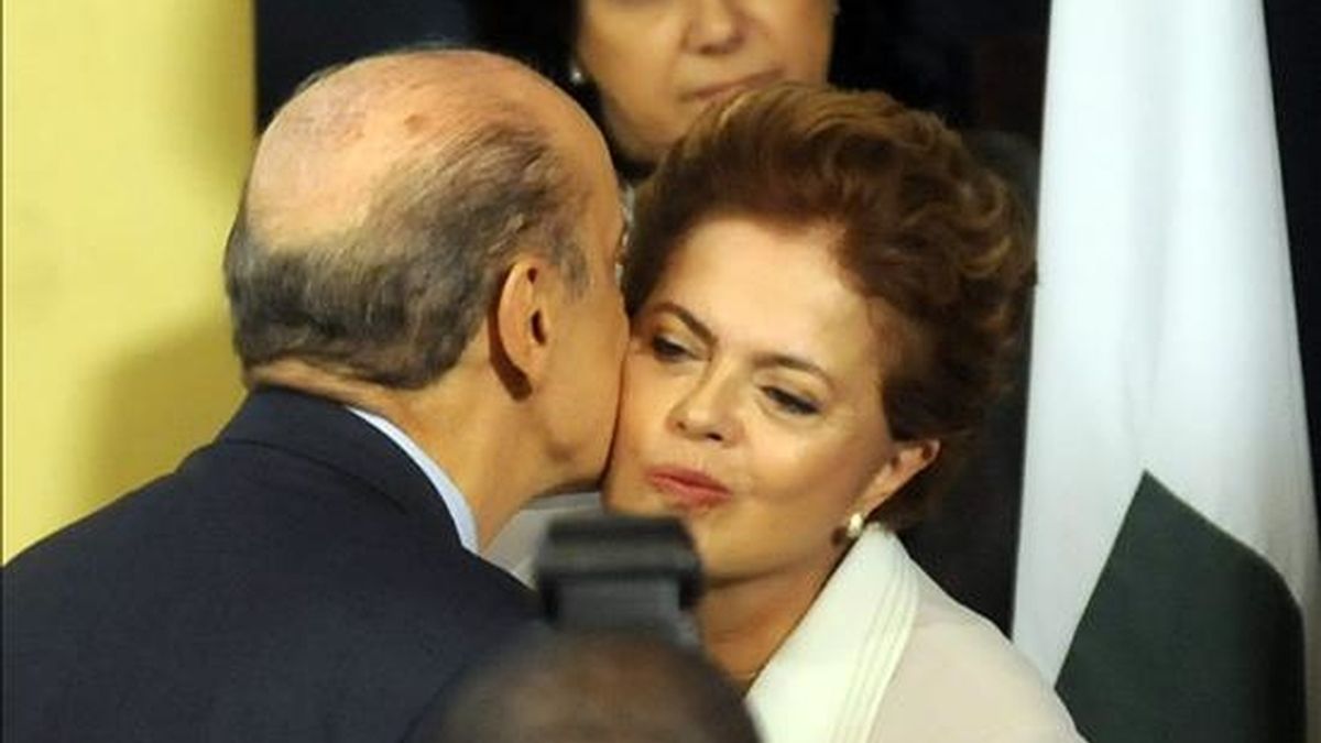 El opositor Jose Serra (i), saluda a la oficialista Dilma Rousseff (d) el pasado 25 de mayo de 2010, en un encuentro con miembros de la Confederación Nacional de la Industria (CNI), que se realizó en Brasilia (Brasil). EFE/Archivo