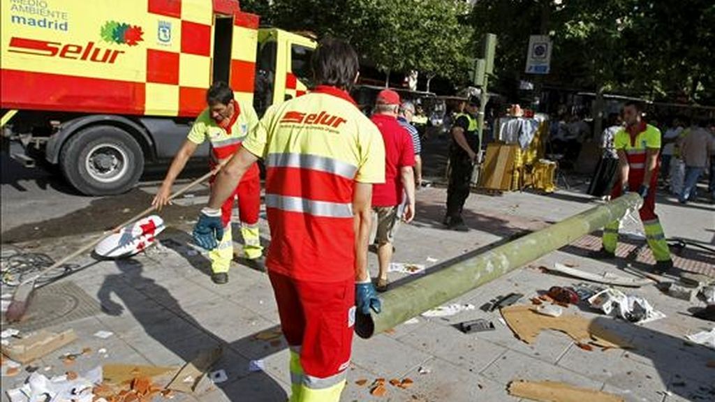 Trece personas han resultado hoy heridas, una de ellas de carácter grave, tras ser atropelladas por un vehículo que circulaba por la calle de Ribera de Curtidores, en las inmediaciones del popular Rastro madrileño. Al parecer, el conductor de un vehículo que circulaba por la citada calle ha arrollado a varias personas hasta que ha colisionado contra una farola en la Ronda de Toledo, por causas que aún se desconocen. En la foto empleados del Servicio de Limpieza se llevan parte de la farola. EFE Trece personas han resultado hoy heridas, una de ellas de carácter grave, tras ser atropelladas por un vehículo que circulaba por la calle de Ribera de Curtidores, en las inmediaciones del popular Rastro madrileño. Al parecer, el conductor de un vehículo que circulaba por la citada calle ha arrollado a varias personas hasta que ha colisionado contra una farola en la Ronda de Toledo, por causas que aún se desconocen. En la foto empleados del Servicio de Limpieza se llevan parte de la farola. EFE