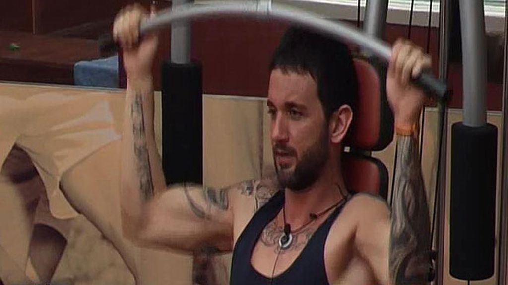 Los dos concursantes se ponen en forma en el gimnasio